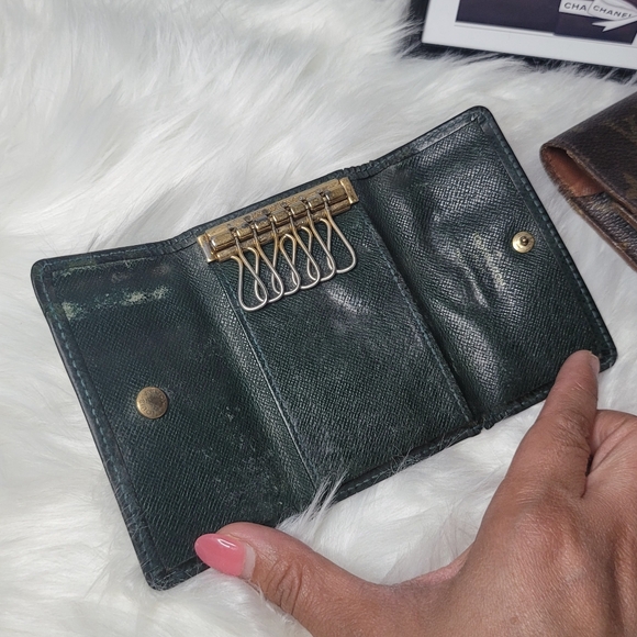 Louis Vuitton Taiga Leather 6 Key Holder - Picture 3 of 10